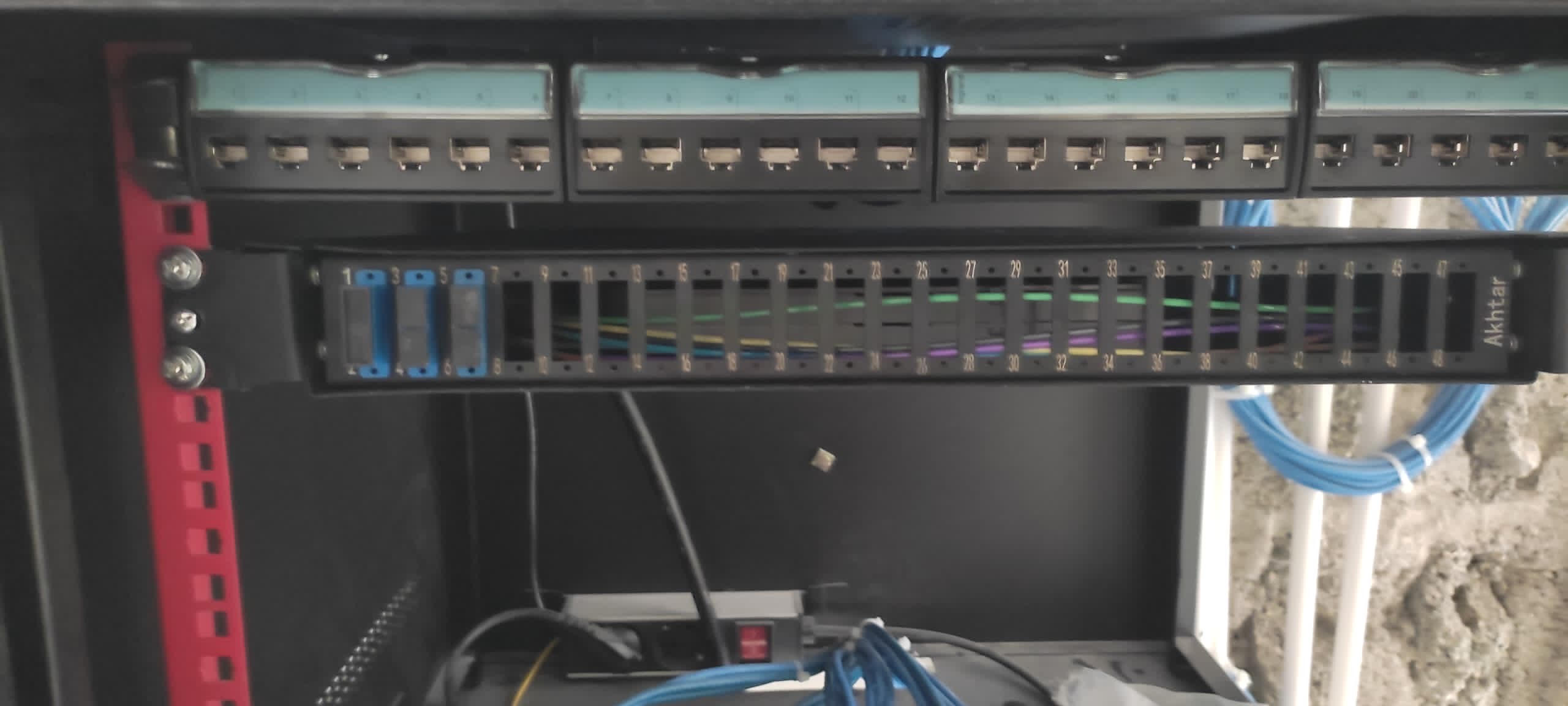 حفاری مسیر فیبر نوری بین اداره آب و برق قشم