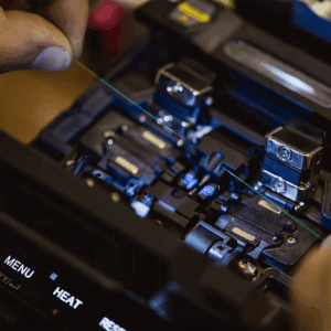 دستگاه فیوژن اسپلایسر در حال جوش دادن دو فیبر نوری