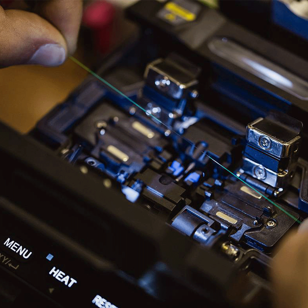 دستگاه فیوژن اسپلایسر در حال جوش دادن دو فیبر نوری