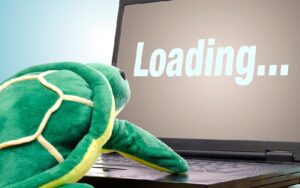 نمودار افت سرعت اینترنت فیبر نوری در بندرعباس روی صفحه لپتاپ