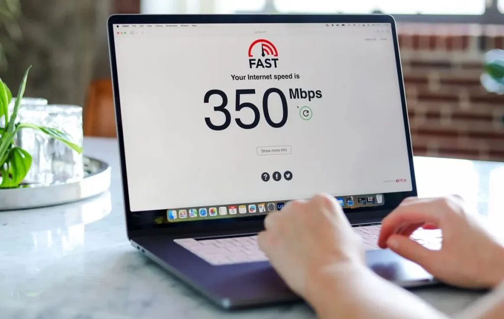 چطور مشکل افت سرعت یا قطعی اینترنت را تشخیص دهیم؟ 3 صفحه سایت Fast.com در حال نمایش سرعت دانلود اینترنت فیبر نوری در بندرعباس